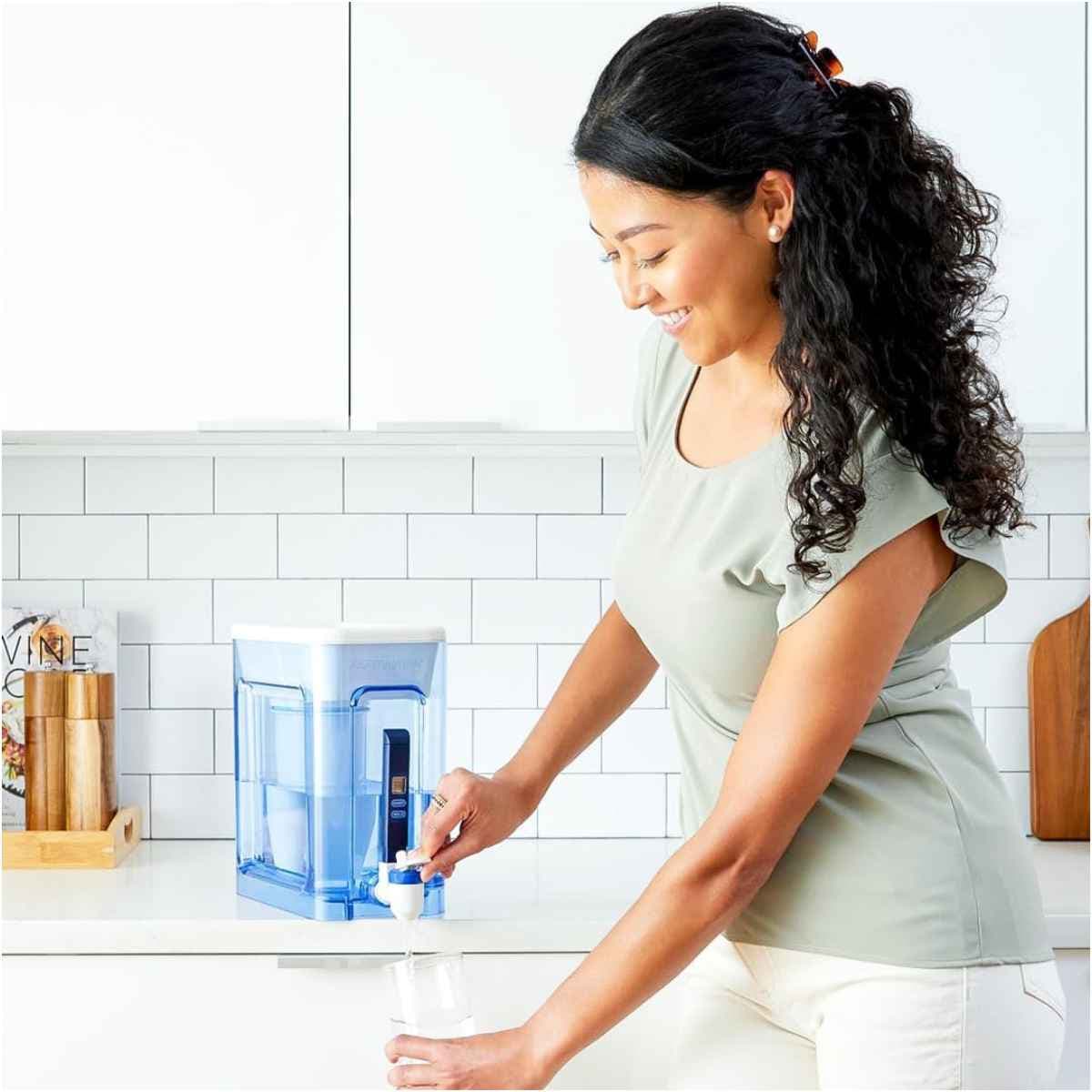 ZeroWater dispensador de agua con filtro de 22 tazas en uso sobre una superficie de cocina