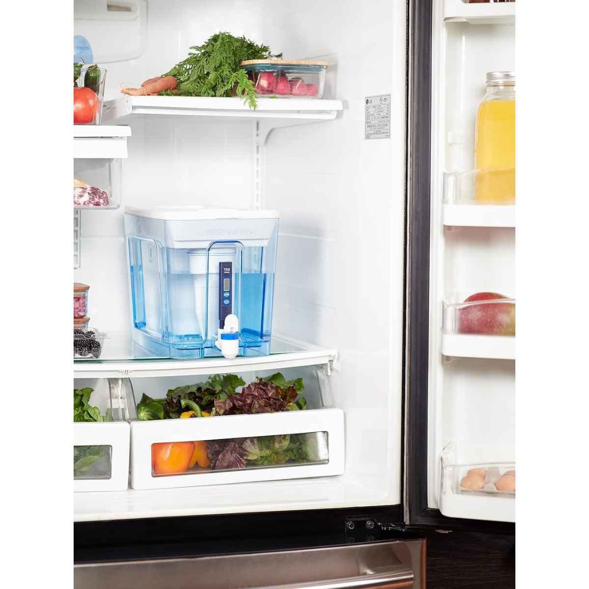 ZeroWater dispensador de agua con filtro de 52 tazas colocado dentro del refrigerador