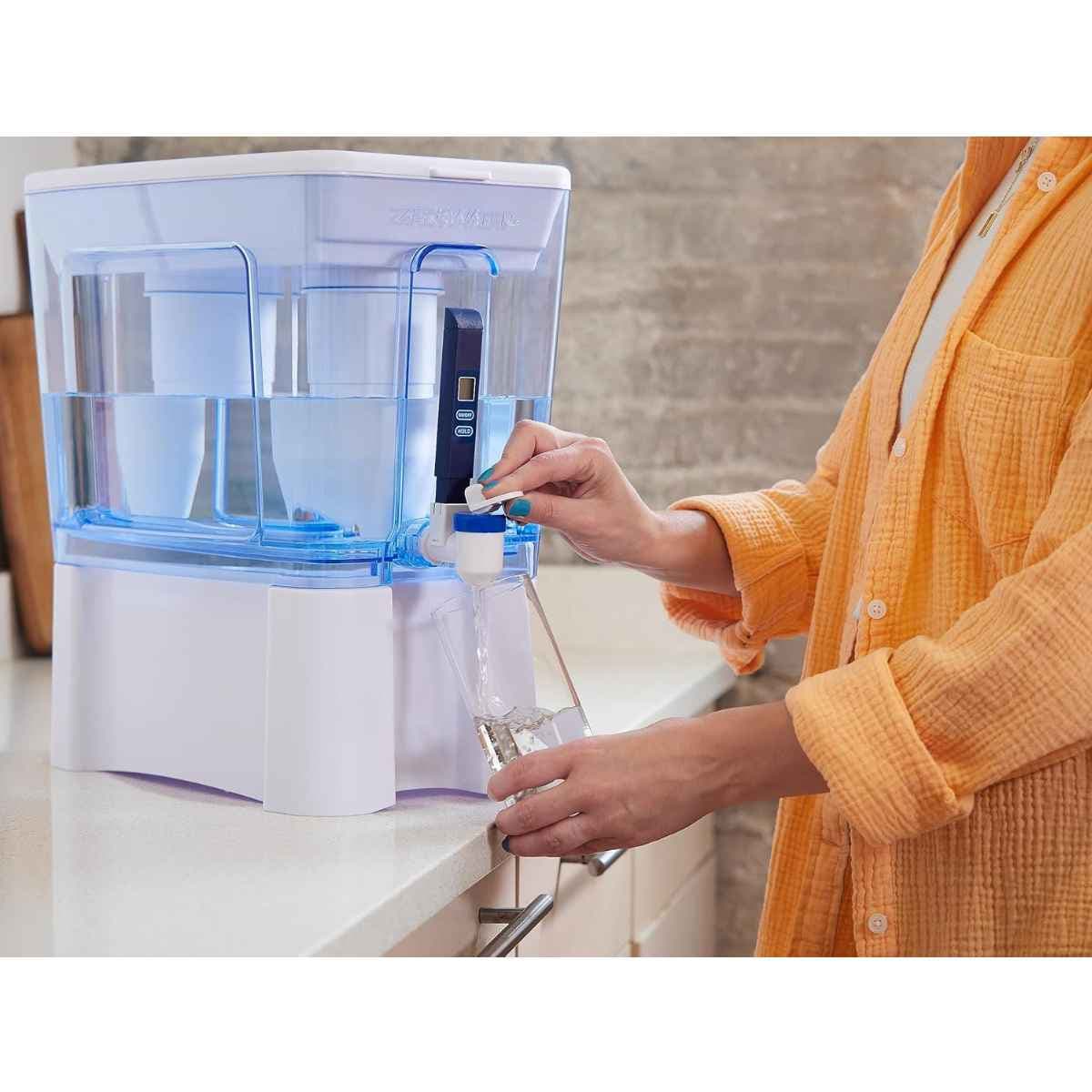 ZeroWater dispensador de agua con filtro de 52 tazas en uso para servir agua