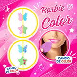 Función de cambio de color con agua en accesorios y labios de Barbie Color Reveal.