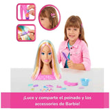 Niña jugando con la cabeza para peinar Barbie Color Reveal y sus accesorios de cabello.