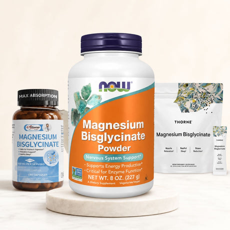 Imagen de colección de bisglicinato de magnesio con tres productos reales: NOW Magnesium Bisglycinate Powder al centro, un frasco de Magnesium Bisglycinate a la izquierda y un pouch de Thorne Magnesium Bisglycinate a la derecha.