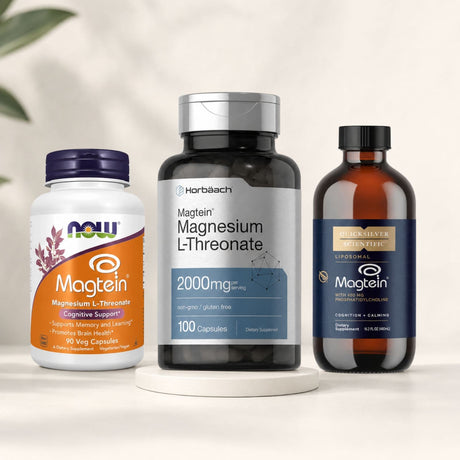 Tres suplementos de treonato de magnesio en cápsulas y líquido de NOW, Horbaach y Quicksilver Scientific sobre fondo claro.