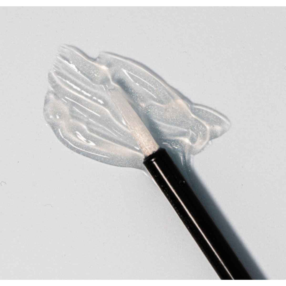 Aplicador de LifeCell sérum dental distribuyendo el producto sobre una superficie