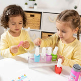 Niñas jugando con el set Melissa & Doug Love Your Look de cuidado de uñas de juguete