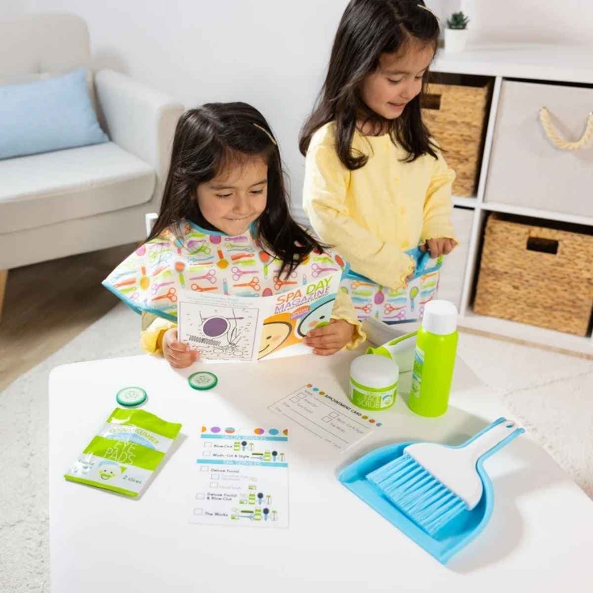 Niñas jugando con el set Melissa & Doug Love Your Look de salón y spa
