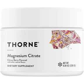 Frasco frontal de THORNE citrato de magnesio en polvo sabor cítrico con frutos rojos 228 g.