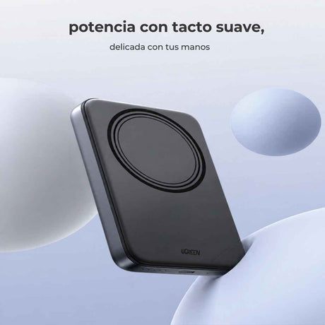 Vista frontal de la batería externa UGREEN PB561 con acabado de silicona en color negro.
