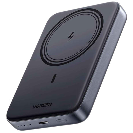 Detalle de UGREEN PB561 con puerto USB-C, botón lateral e indicadores de batería.