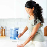 ZeroWater dispensador de agua con filtro de 22 tazas en uso sobre una superficie de cocina