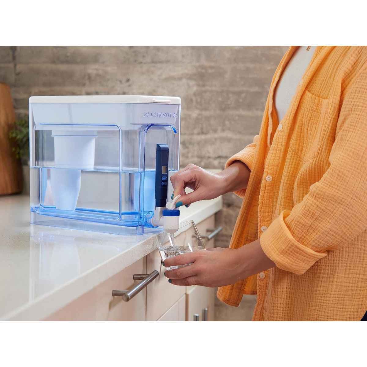 ZeroWater dispensador de agua con filtro de 32 tazas en uso para servir agua
