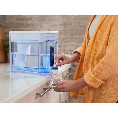 ZeroWater dispensador de agua con filtro de 32 tazas en uso para servir agua